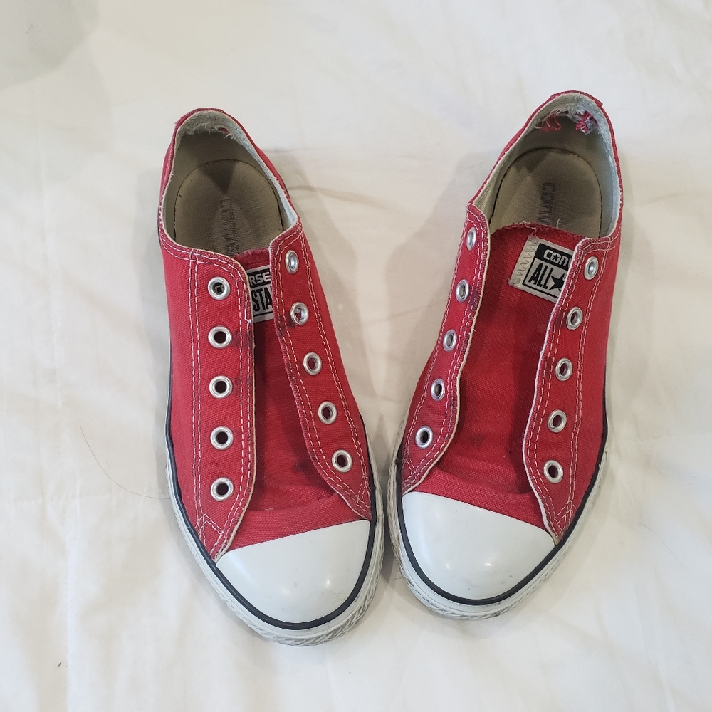 Red converse kids 2.5, fits Women's 5.